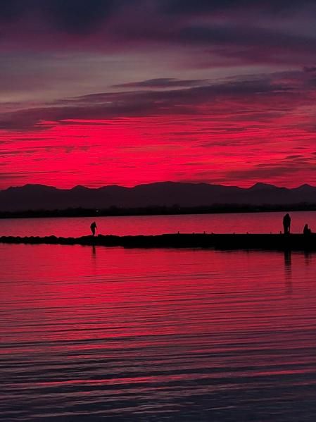 Puesta de sol roja en Roses.