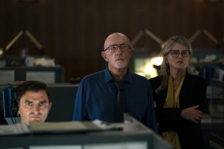 Jonathan Banks, conocido por 'Breaking bad' y 'Better call Saul', es Henry, un comandante de la NASA consciente de haber hecho un descubrimiento cuántico.