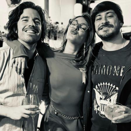 Ana Guerra, con Roi Méndez y Luis Cepeda, dos de sus compañeros de 'OT2017', en su cumpleaños.