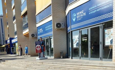 Una de las numerosas inmobiliarias de la zona, donde se ofrece información en ruso.