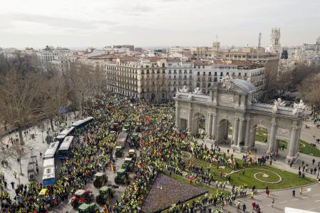 MADRID, 21/02/2024.- Los tractores de los agricultores procedentes de diversos puntos, a su paso por la Puerta de Alcalá, se concentran este miércoles en Madrid, en demanda de mejoras para la situación del sector agrícola. EFE/ J P GANDUL