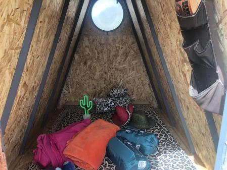 El alojamiento se promociona como un refugio integrado en el entorno natural de la isla