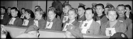 Ilse Lothe con el nº 10, durante el juicio de Bergen Belsen (1945)