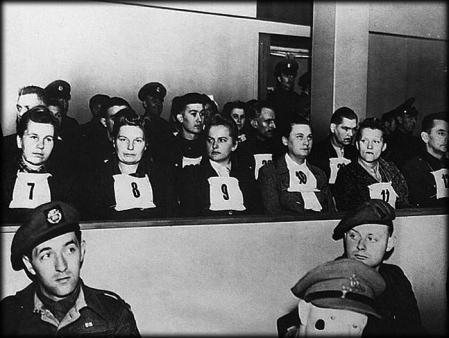 Ilse Lothe con el nº 10 (la cuarta empezando por la izquierda), durante el juicio de Bergen Belsen (1945)