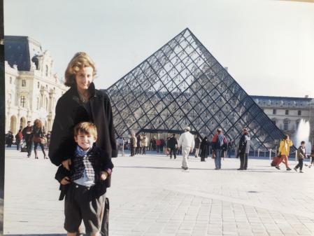 Con uno de sus hijos, frente al Louvre, en París. Se define como una viajera curiosa y pausada
