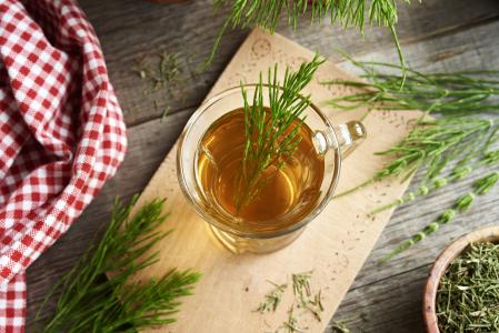 Una infusión de cola de caballo.