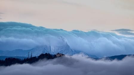 Cascada de niebla en el Pedraforca.