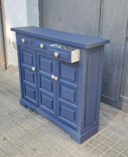 Una cajonera antigua con pomos modernos.