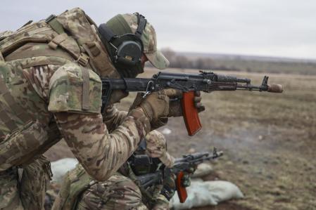 Donetsk (Ukraine), 05/02/2024.- Russian servicemen aim their weapons during an exercise aimed at coordinating troops of the military contract unit 'Bars-13', at a military shooting range near Donetsk city, Donetsk region, eastern Ukraine, 05 February 2024. On 24 February 2022, Russian troops entered Ukrainian territory in what the Russian president declared a 'special military operation', starting an armed conflict that has provoked destruction and a humanitarian crisis. (Rusia, Ucrania) EFE/EPA/ALESSANDRO GUERRA