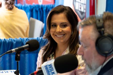Elise Stefanik, líder de la conferencia republicana en el Congreso y posible futura vicepresidenta de Donald Trump, en una entrevista tras su discurso