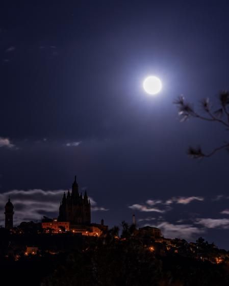 Luna llena de nieve en el Tibidabo.