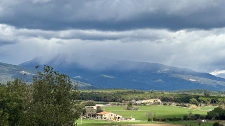 Cortina de precipitación de nieve en el Montseny vista desde Cardedeu.