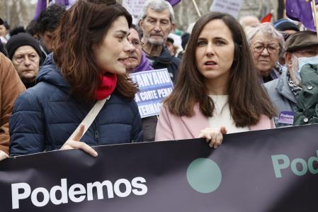 La secretaria general de Podemos, Ione Belarra (d) y la coportavoz nacional, Isa Serra (i), en la manifestación de Madrid