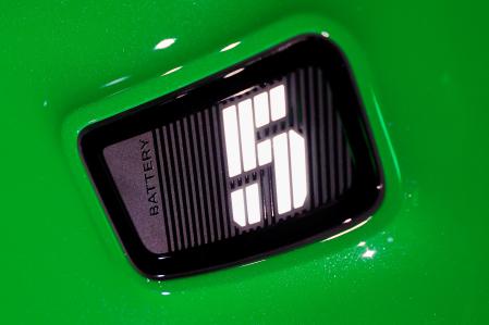 Hay un indicador de carga en el capó que se enciende cuando el conductor se acerca al coche&nbsp;