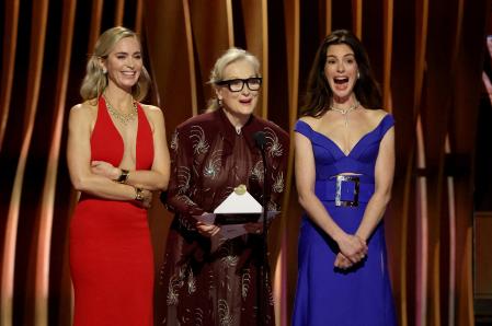 Emily Blunt, Meryl Streep y Anne Hathaway se reunieron para entregar el premio a Jeremy Allen White
