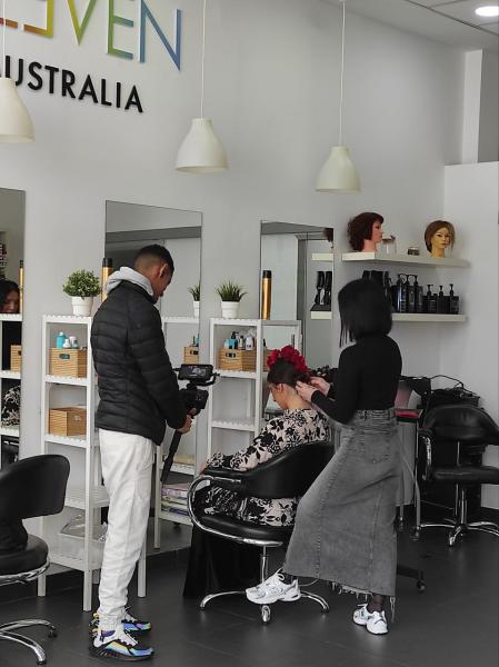 Miriam Fernández peinando a la bailaora siendo grabada por Ghali Naoufal.