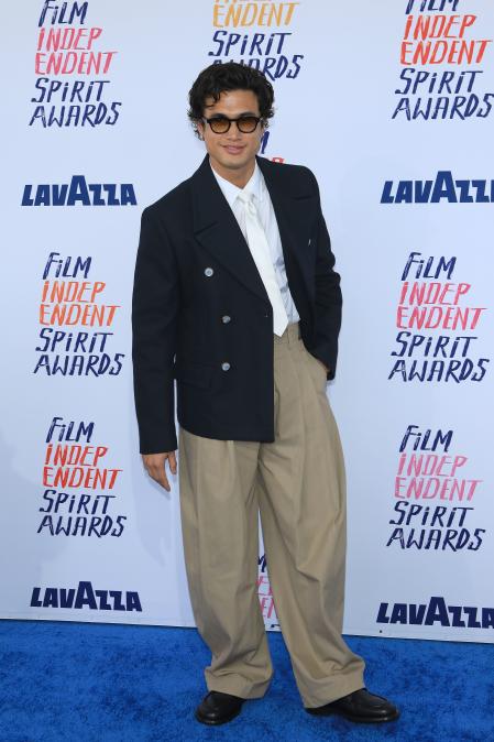 Charles Melton en la alfombra roja de los Independent Spirit Awards