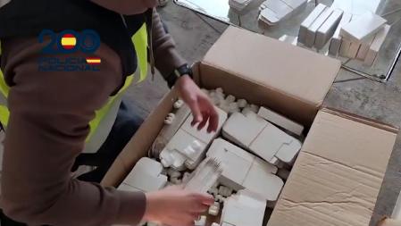 Material de un laboratorio ilegal de medicamentos que operaba en Gavà que fue cerrado por la policía 