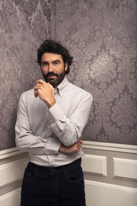 Camisa gris Brunello Cucinelli para El Corte Inglés (Serrano, 47) y vaquero oscuro de Emidio Tucci