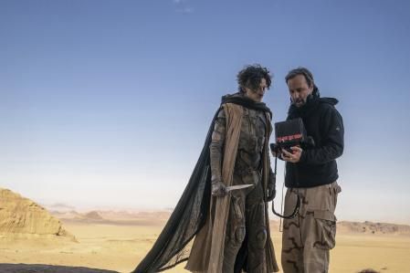 Denis Villeneuve da instrucciones a Thimothée Chalamet durante el rodaje de 'Dune 2'