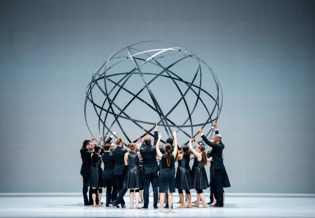 Veintiún bailarines manejan las varas flexibles de Antony Gormley con las que acaban formando un globo terráqueo en 'Noetic'