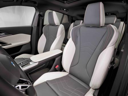 El nuevo BMW iX2 monta de serie llantas de aleación de 17” de diseño aerodinámico optimizado, es uno de los elementos diferenciales respecto al X2, que equipa de 18”, mientras que el M35i xDrive equipa unas M de 20”