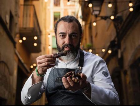 El chef Rafa Zafra en la puerta del restaurante Estimar