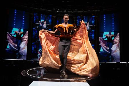 El creativo busca liberar al hombre a través de sus diseños y que pueda expresar su fragilidad