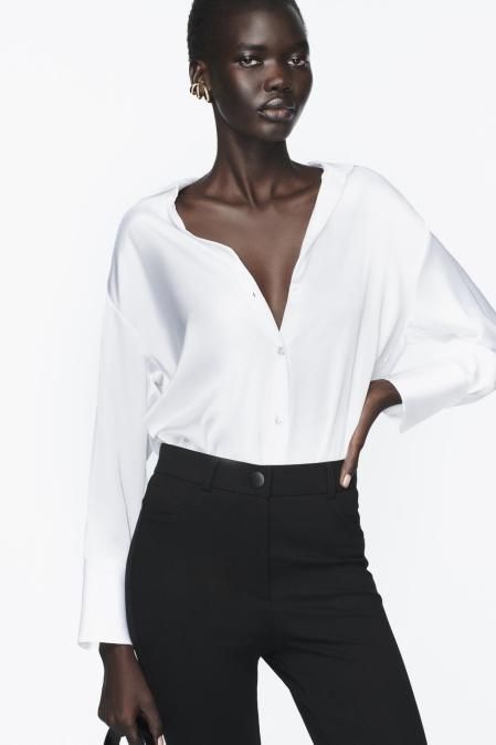 Camisa satinada con cuello solapa y escote pico (19,95 euros)