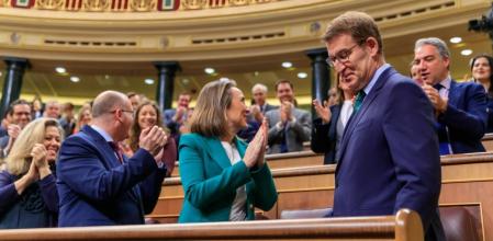 El presidente del PP, Alberto Núñez Feijóo, aplaudido por la bancada popular tras una intervención en el Congreso (DANI DUCH)