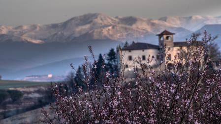 El Puigmal nevado con el castillo de Vilagelants en primer plano.