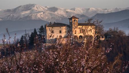 El Puigmal nevado con el castillo de Vilagelants en primer plano.