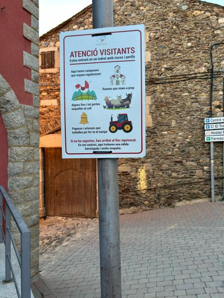 Cartel en un pueblo del Pirineu de Lleida.