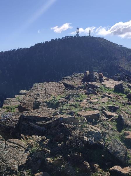 Pico de Calalui o Calaluz, donde se observan los restos de una edificación defensiva.