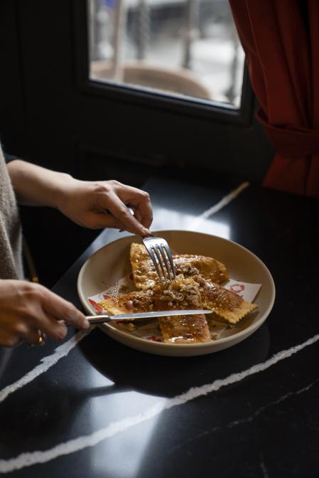 Belbo Dos Besos va más allá de ser simplemente un restaurante; se trata de una experiencia completa en el centro de Barcelona