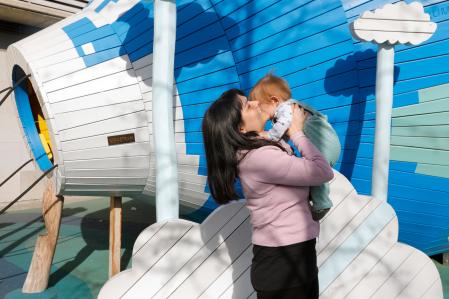 Anabel ha tenido que dejar la donación porque toma una medicación que la hace incompatible con la donación, pero sigue dando el pecho a Àngel