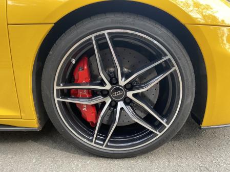 Frenos de carbocerámicos y neumáticos delanteros de 245/35 y traseros de 295/35 con llanta de 19 pulgadas&nbsp;