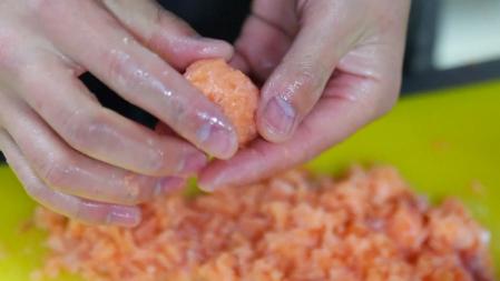 Las bolitas en lugar de arroz contienen un combinado de pescado.