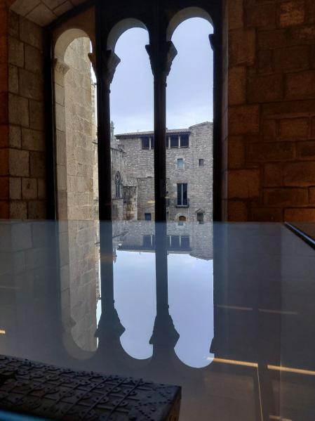 Reflejos en el MUHBA Plaça del Rei en el día del In Museum.
