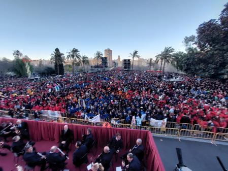 Centenares de falleros esperan al inicio de espectáculo.