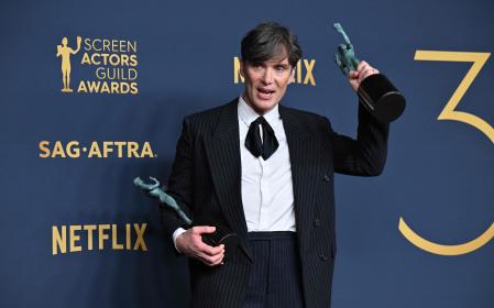 Murphy posa con el premio del sindicato de actores al mejor actor y mejor cast