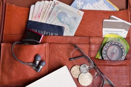 Utensilios que caben en una riñonera.