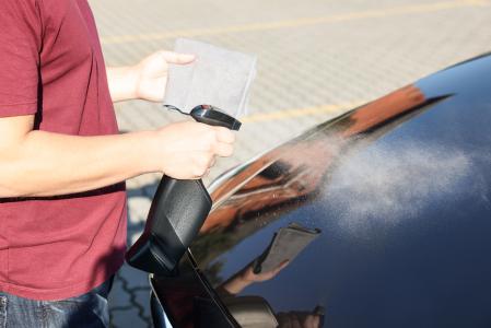 Limpieza en seco de un coche con cera de Carnauba.