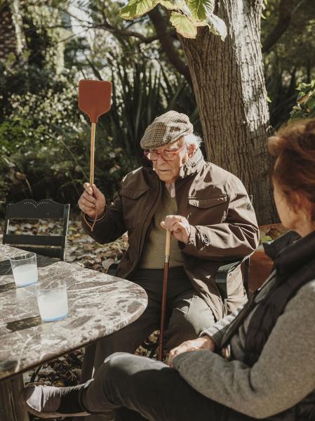 Milá con su mujer, María Valcárcel, quien le espoleó a diseñar  un matamoscas con elegante sacudidor de cuero