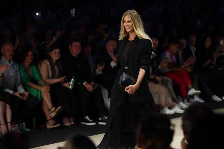 Elle Macpherson en la Triumphant x PayPal Runway