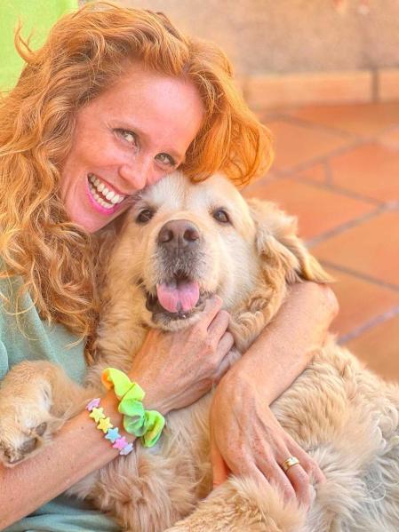 La actriz María Castro con su Golden Retriever, Momo