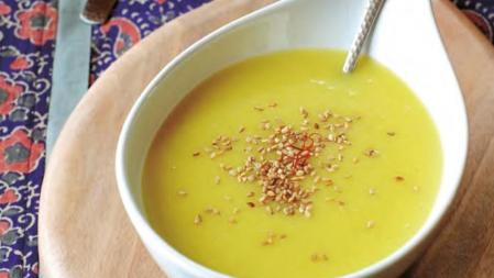 Cómo hacer una rica crema de puerros y patatas con azafrán