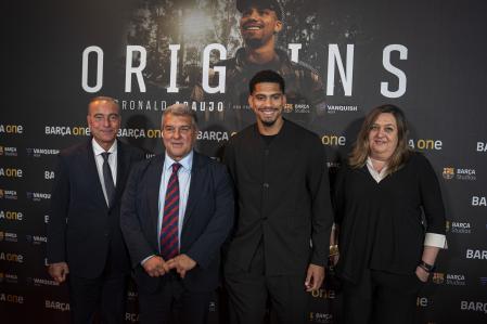 El presidente Joan Laporta y el futbolista Ronald Araújo acompañados del vicepresidente deportivo Rafa Yuste y de la vicepresidenta institucional Elena Fort