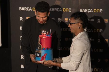 Rafinha entrena una tarta de cumpleaños a Araújo en la presentación del documental sobre la vida de Ronald Araujo para Barça One. Barcelona, 6 de Marzo de 2024