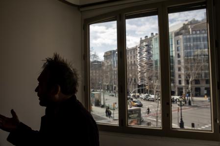 En esta ocasión la sala de exposiciones no vela las ventanas que dan al paseo de Gràcia